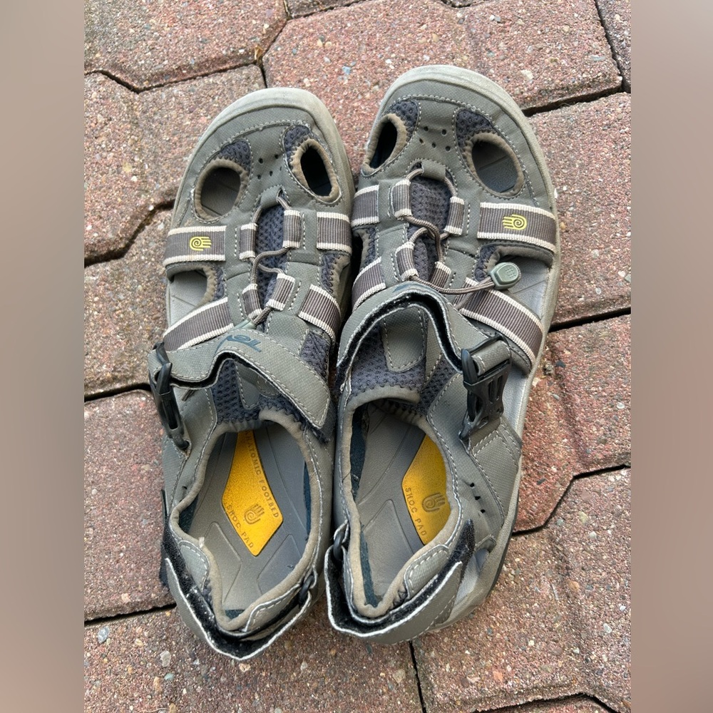 TEVA OMNUUN men’s size 11.5 waterproof hiking sandals in great shape
